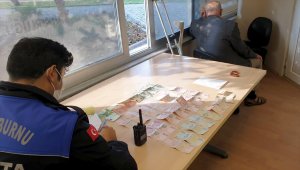 Zeytinburnu'nda dilencinin üzerinde araba anahtarı ile döviz ve Türk lirası çıktı