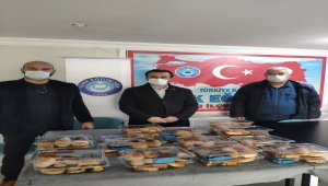 Zonguldak'ta öğretmenler sağlık çalışanlarına pasta börek hazırlayarak destek oldu