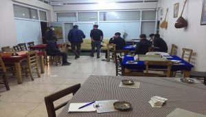 Adana'da kahvehanede mum ışığında kumar oynayan 32 kişiye 100 bin 800 lira ceza