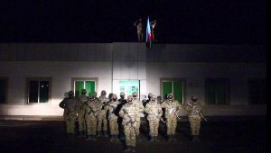 Azerbaycan ordusu işgalden kurtarılan Laçın'a bayrak dikti