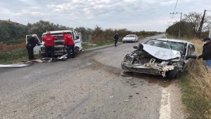 Balıkesir'de kamyonetle otomobil çarpıştı: 4 yaralı