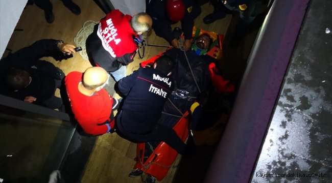 Bodrum'da sipariş götürdüğü evin yanındaki 5 metrelik boşluğa düşen servis elemanı yaralandı 