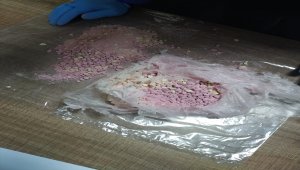 "Dur" ihtarına uymayan araçtan atılan poşetten uyuşturucu hap çıktı