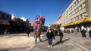 Edirne'de yoğun caddelere kişi sınırlaması getirildi