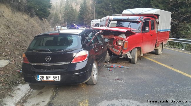 Giresun'da kamyonet ile otomobil çarpıştı: 1ölü, 2 yaralı