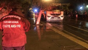 İzmir'de kamyon yanarak kullanılamaz hale geldi