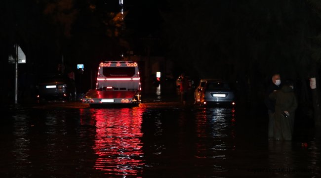 İzmir'de yağışın ardından denizin taşması sonucu araçlar su altında kaldı