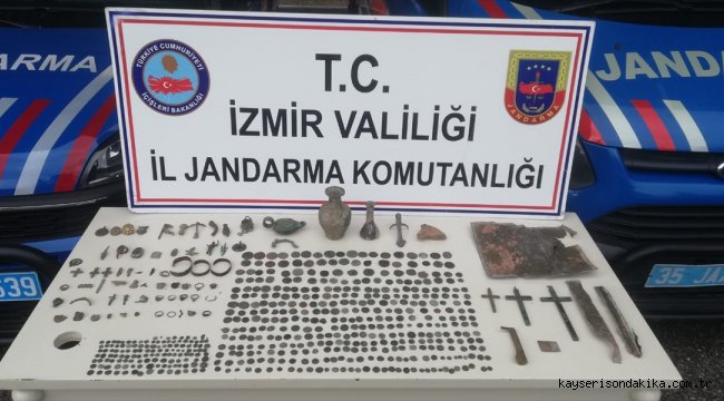 İzmir'deki kaçakçılık operasyonunda 575 parça tarihi eser ele geçirildi