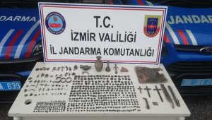 İzmir'deki kaçakçılık operasyonunda 575 parça tarihi eser ele geçirildi