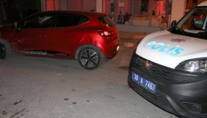 Kayseri'de 'dur' ihtarına uymayarak, polis aracına çarpıp kaçan 2 kişi, kovalamaca sonucu yakalandı