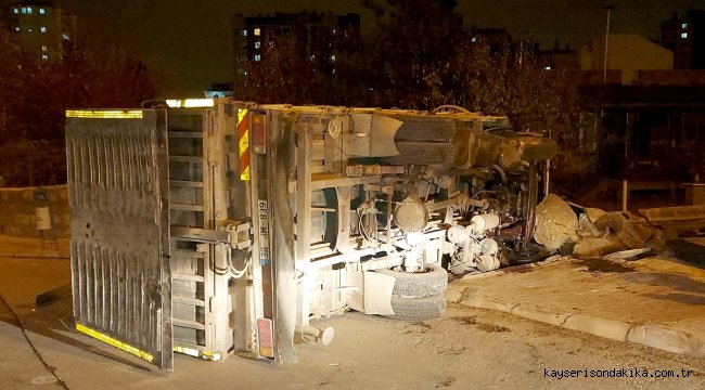Kayseri'de freni boşalan kamyon bahçe duvarına çarparak durabildi