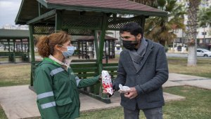 Mersin'de temizlik işçisi bulduğu cüzdanı sahibine ulaştırdı