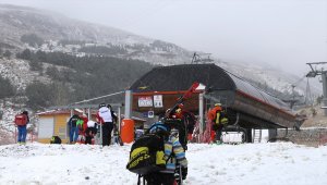 Palandöken'de kar yağışı altında kayak heyecanı