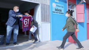 Trabzonsporlu yöneticiden Diyarbakır'daki bordo-mavili takım taraftarı öğrencilere forma