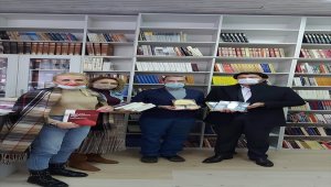 Yunus Emre Enstitüsünden Doğu Saraybosna'daki lise kütüphanesine kitap desteği