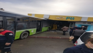 Adana'da belediye otobüsü PTT binasına çarptı: 2 yaralı