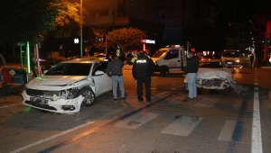 Adana'da iki otomobil çarpıştı: 3 yaralı