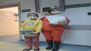 Adana'da Kovid-19'u yenen 8 yaşındaki Elif alkışlarla taburcu edildi