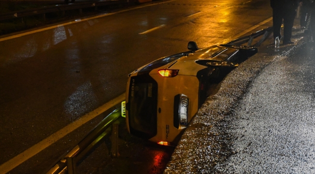 Adana'da virajı alamayan ticari taksi alt yola düştü