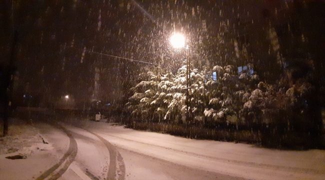 Adana'nın Tufanbeyli ilçesinde kar yağışı hayatı olumsuz etkiliyor