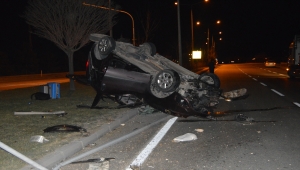 Afyonkarahisar'da hafif ticari araç aydınlatma direğine çarptı: 3 yaralı