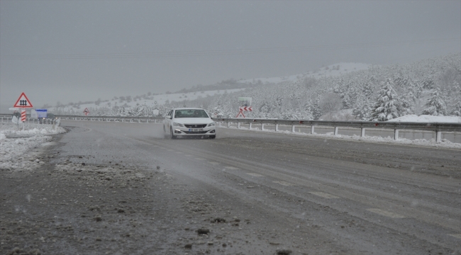 Afyonkarahisar'da yüksek kesimlerde kar yağışı etkili oldu