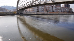 Afyonkarahisar'daki Akarçay buz tuttu