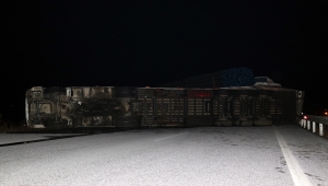 Ağrı'da buzlanma nedeniyle kayganlaşan yolda zincirleme trafik kazası: 3 yaralı