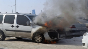 Ağrı'da hastanenin otoparkındaki hafif ticari araçta çıkan yangın söndürüldü