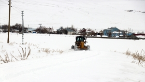 Ağrı'da 'kar kaplanları' zorlu kar mesaisinde