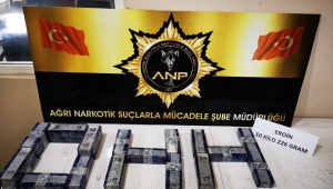 Ağrı'da polisler ele geçirdikleri eroin paketleriyle "ohh" yazdı