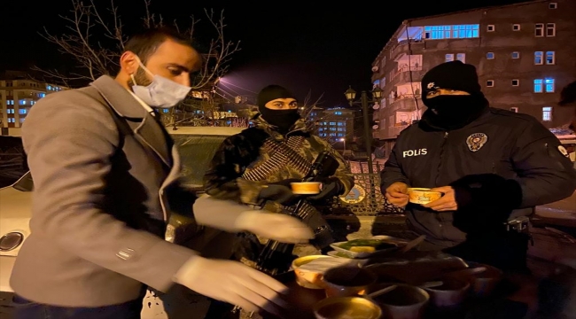 AK Parti Hakkari Gençlik Kolları Başkanlığı polislere çorba ikramında bulundu