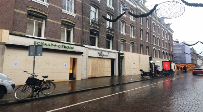 Amsterdam'da mağazalar yağmalamaya karşı beton bloklarla önlem alıyor