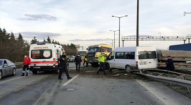 Anadolu Otoyolu'nda iki kişinin yaralandığı zincirleme trafik kazası ulaşımı aksattı