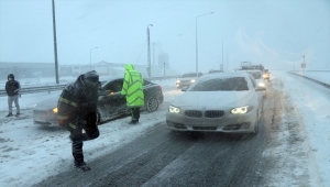 Anadolu Otoyolu'nun Bolu kesiminde yoğun kar ve tipi ulaşımı aksattı