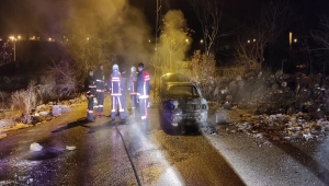 Ankara'da ateşe verilen çalıntı otomobildeki yangını itfaiye söndürdü