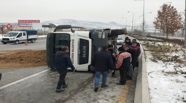 Ankara'da freni boşalan hafriyat kamyonu refüje çarparak devrildi: 1 yaralı