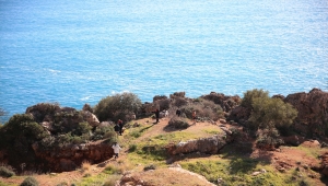 Antalya falezleri ve Konyaaltı Plajı'nda iki tabanca bulundu