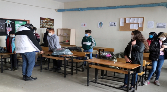 Avrupa'dan gelen Türk iş insanları Ağrılı çocukları kışlık giysi yardımıyla sevindirdi