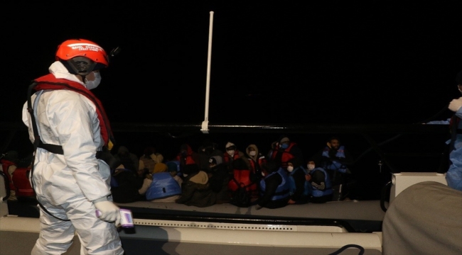 Ayvalık açıklarında lastik botları arızalanan 38 sığınmacı kurtarıldı