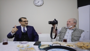 Bakan Dönmez, doğal gaz hizmeti götürülen Soma'da konuk olduğu aileyle çay içti