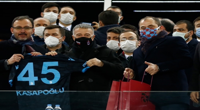 Bakan Kasapoğlu'na Trabzonspor forması hediye edildi 
