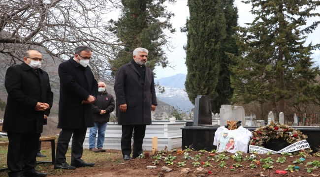 Bakan Kasapoğlu, Özkan Sümer'in kabrini ziyaret etti