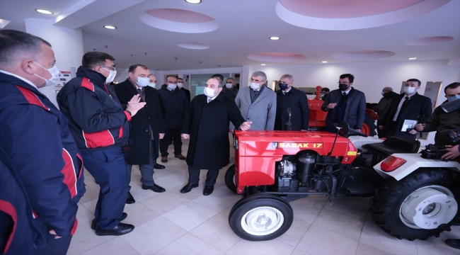 Bakan Varank, Sakarya'da traktör fabrikasını ziyaret etti
