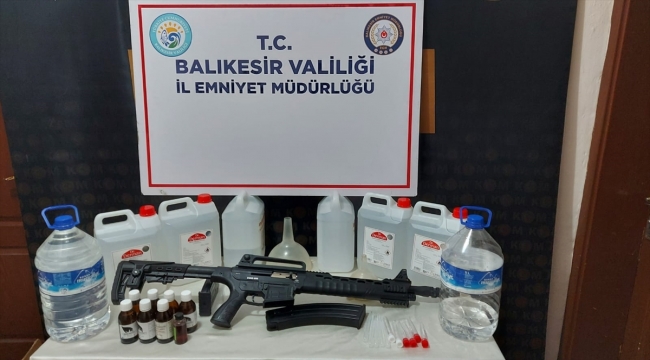 Balıkesir'de sahte içki üretip sattıkları iddia edilen 2 kişi yakalandı