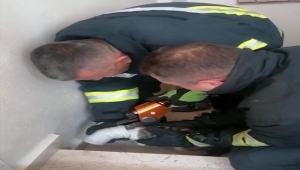 Bartın'da kafası plastik boruya sıkışan kedi kurtarıldı