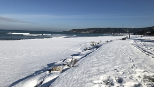 Bartın'da sahil şeridi beyaz örtüyle kaplandı