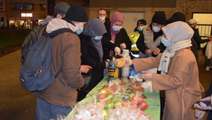Berlin'de Mevlana Camisi Derneği evsizlere çorba ve yiyecek dağıttı
