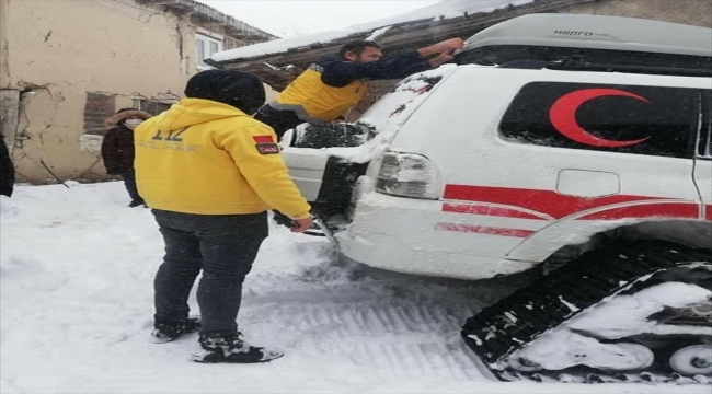 Bilecik'te kardan ulaşılamayan köydeki hasta paletli ambulansla hastaneye götürüldü 