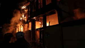 Bursa'da iki katlı tarihi ev yanarak kullanılamaz hale geldi